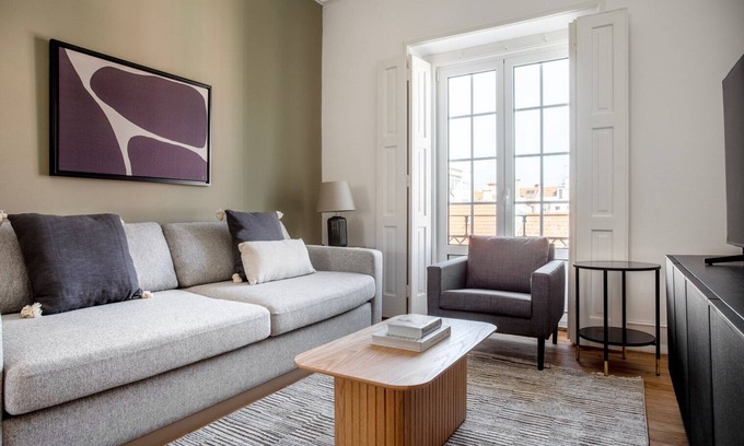 Santo Condestavel Apartment | Discover Blueground: Campo de Ourique with Balcony Access