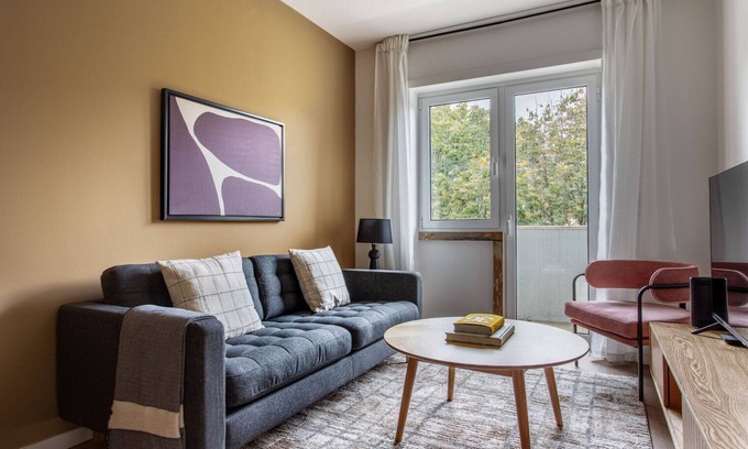 Sao Joao de Deus Apartment | Bright Stay at Blueground | Campo Pequeno with Kitchen Access