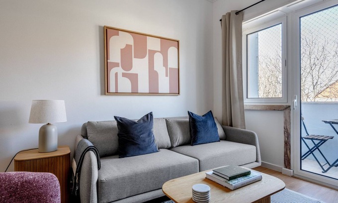 Sao Joao de Deus Apartment | Blueground: Comfortable Stay in Campo Pequeno with Kitchen