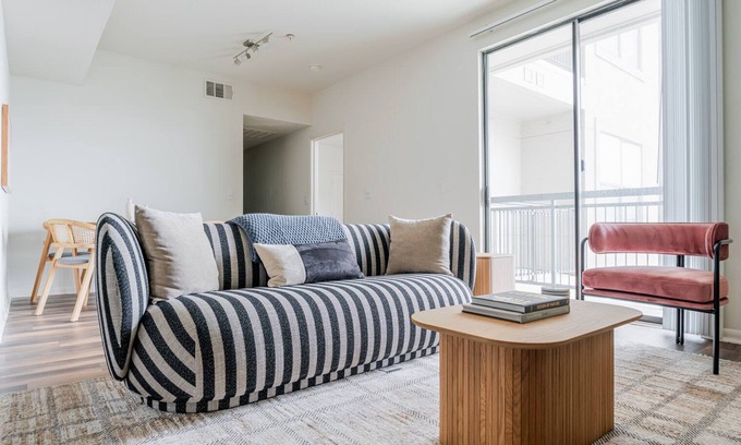 North Burnet Apartment | Blueground | Domain, gym, pool & w/d, nr shops