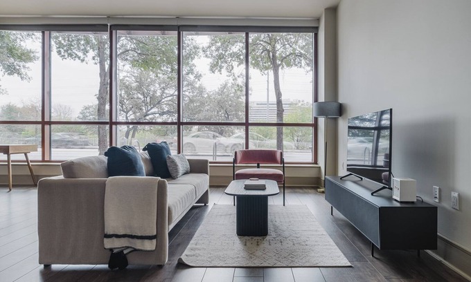 Second Street District Apartment | Blueground | Downtown 2bd apartment