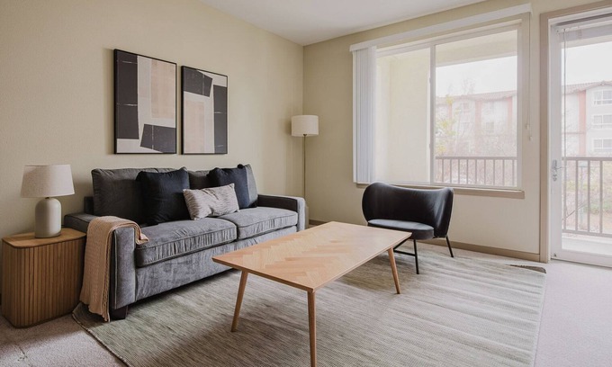 Pleasanton Apartment | Blueground | Dublin, pool & AC, nr museums