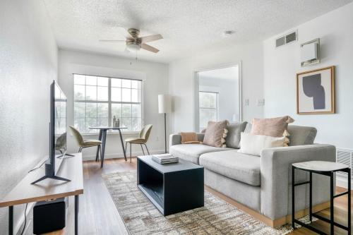 Gateway Apartment | Gateway Hotel with Pool, Gym, and Shops Nearby in ATX