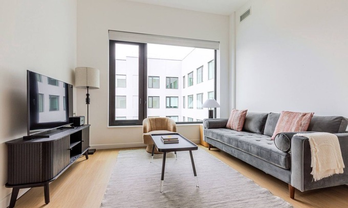 Gowanus Apartment | Blueground | Gowanus, rooftop pool, nr Prospect Park