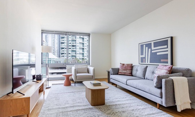 Hunters Point Apartment | Blueground | LIC, pool & gym, nr parks