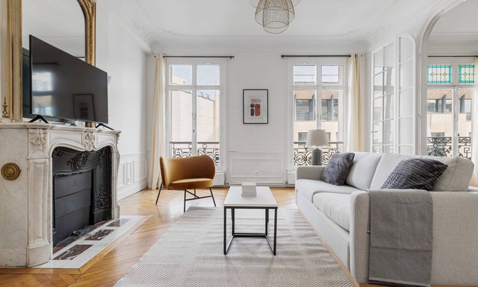 17th Arrondissement Batignolles-Monceau Apartment | Blueground | Neuilly, nr dining, gardens & shops