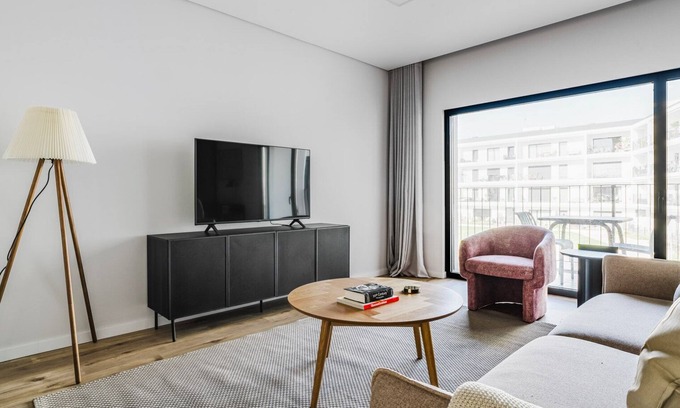 Carcavelos Apartment | Blueground | Oeiras, AC & w/d, nr Palácio