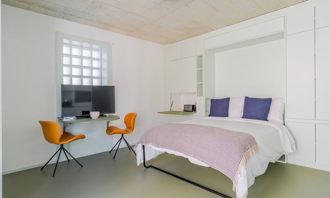 Oerlikon Apartment | Blueground | Oerlikon, balcony, nr Park