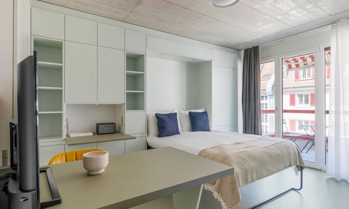 Oerlikon Apartment | Blueground | Oerlikon, balcony, nr ETH Zürich