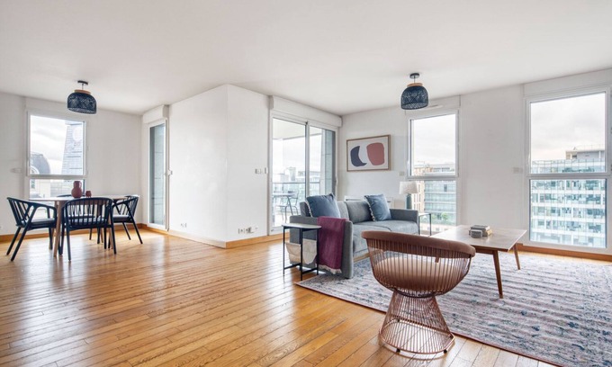 Gare Apartment | Blueground | Olympiades, elev & balcony, nr dining
