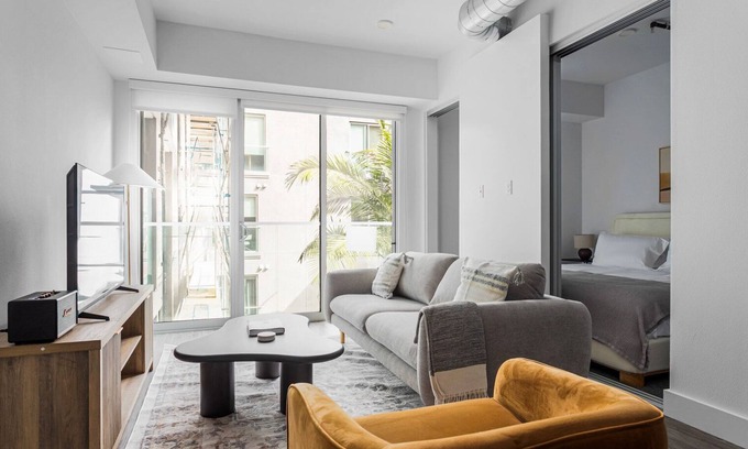 Culver City Apartment | Blueground | Palms, pool, nr Culver City Park