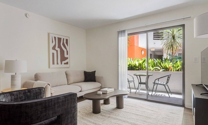 Studio City Apartment | Blueground | Studio City, jacuzzi, nr Lake