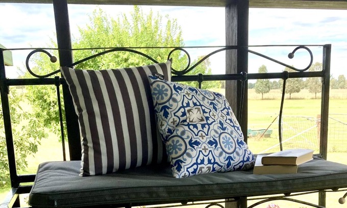 Bective Cottage | Tranquil BlueHaven Retreat: Guest Rated 10/10, Family-Friendly