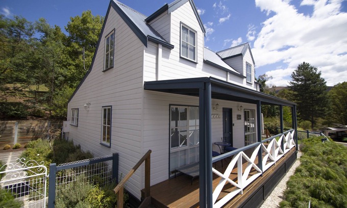 Bright Ski Chalet | BlueMill Escape: Family-Friendly Retreat with Pet Amenities