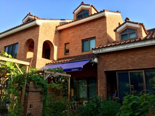 Gyeongju House | Discover BluePlanet: Pet-Friendly Retreat with Dining
