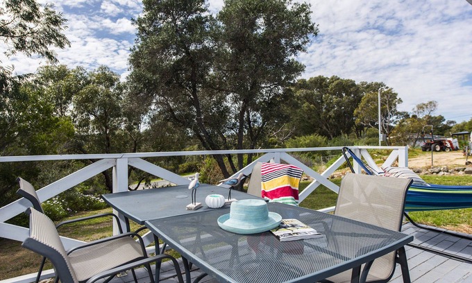 Guilderton House | Convenient Retreat: Steps from the Foreshore & Pet Friendly