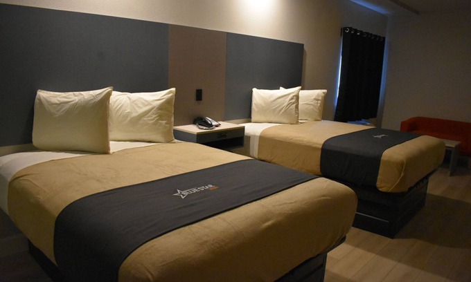 North Shore Hotel | Exceptional Stay at Bluestar Inn with Spa & Breakfast Options