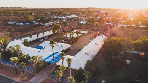 Tennant Creek Hotel | Relax at Bluestone Motor Inn: Pet-Friendly with Pool & Kitchen