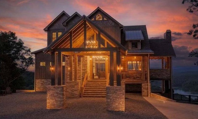 Necowa Cove Cabin | BLUESTONE: Breathtaking Lake & Mountain Views with Hot Tub
