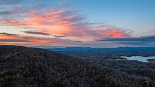 Blue Ridge House | Relaxing Retreat at BLUESTONE with Spa and Hot Tub