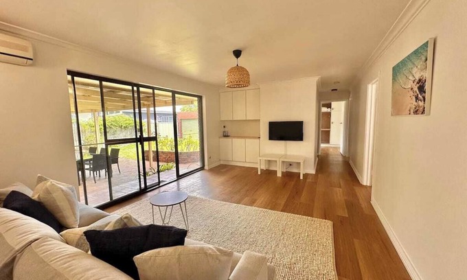 Broadwater House | Idyllic Bluewater Retreat: Steps from the Beach Awaits!