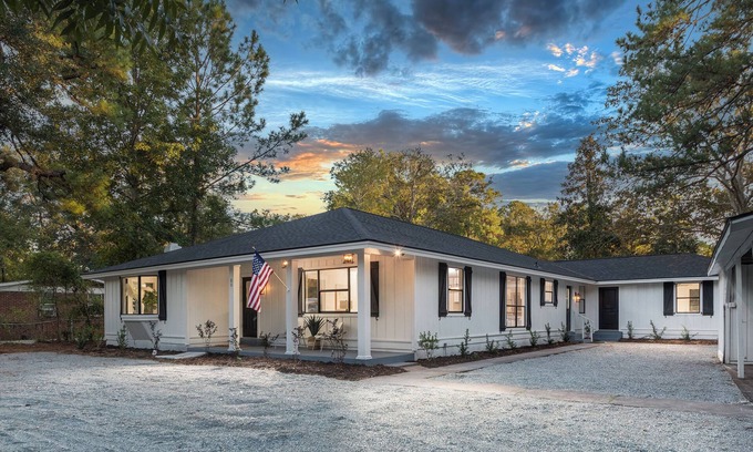 Bluffton House | Bluffton Bubbly Bungalow: Walk to Shopping & Dining!