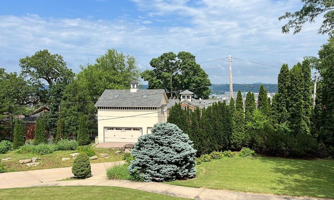 Dubuque Villa | Blufftop Villa: Family-Friendly Stay with Breakfast Included