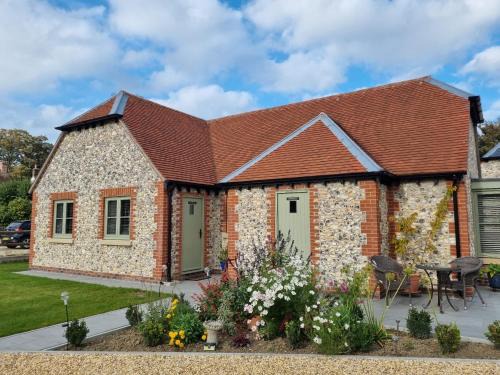 Boxgrove Apartment | Discover Blundens Dawmill - Guest Rated 9.9/10 Experience