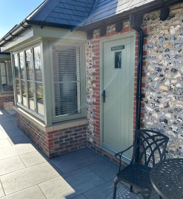 Boxgrove Apartment | Top-Rated Blundens Kellingley with Inclusive Breakfast