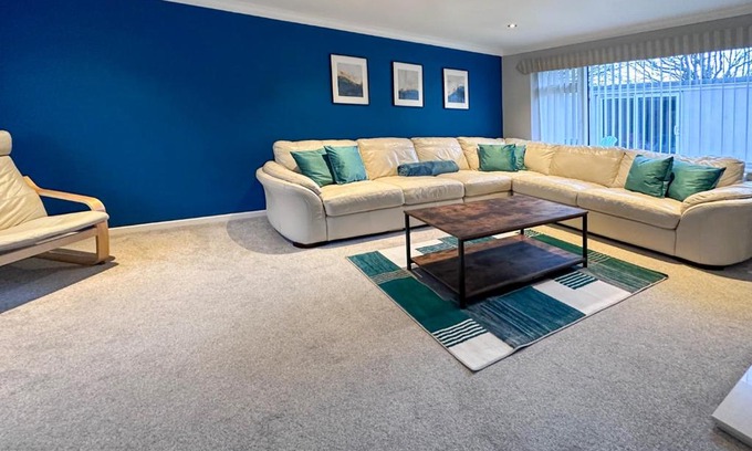 Blunsdon Apartment | Blunsdon Lodge: Family-Friendly Bungalow with Free Parking