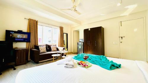 New Town Apartment | Cozy BluO Lake View Studio with Terrace Garden & Gym