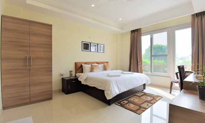 Sushant Lok Apartment | Cozy BluO Studio: Golf Course, Gym & Garden Oasis