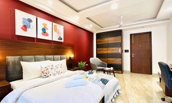DLF Phase 3 Hotel | Experience BluO Studio4 in DLF CyberCity with Balcony & Gym