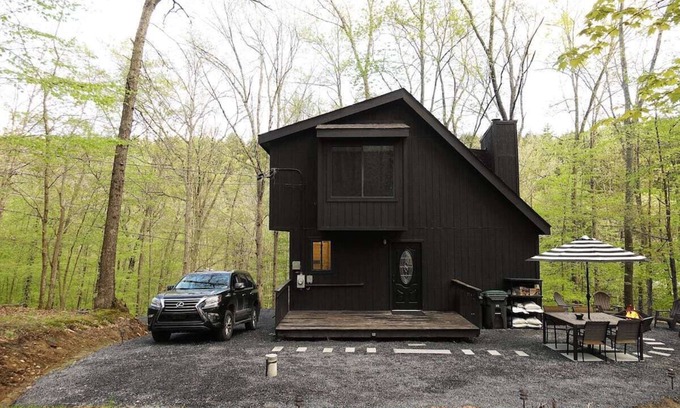East Stroudsburg Cabin | Blissful BLVCK Cabin with Hot Tub near Bushkill Falls