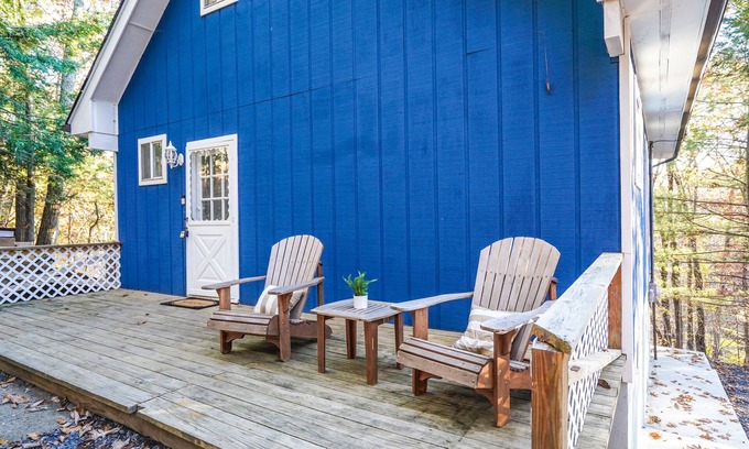 East Stroudsburg Cabin | Scenic BLVE Cabin with Hot Tub Near Bushkill Falls