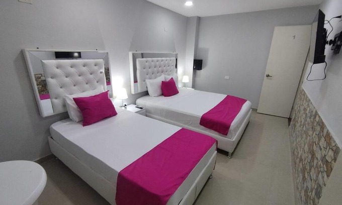 Marbella Cabin | Cozy Lodge Room by the Sea with Pool and Free Wi-Fi