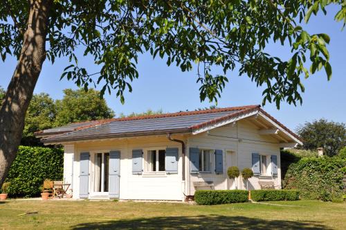 Collonge-Bellerive Bed & Breakfast | Cozy BnB Atelier de St. Maurice with Oceanfront Views