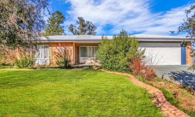 Hay South Villa | Discover Quality Comfort at BNB on Lang - 4-Star Retreat