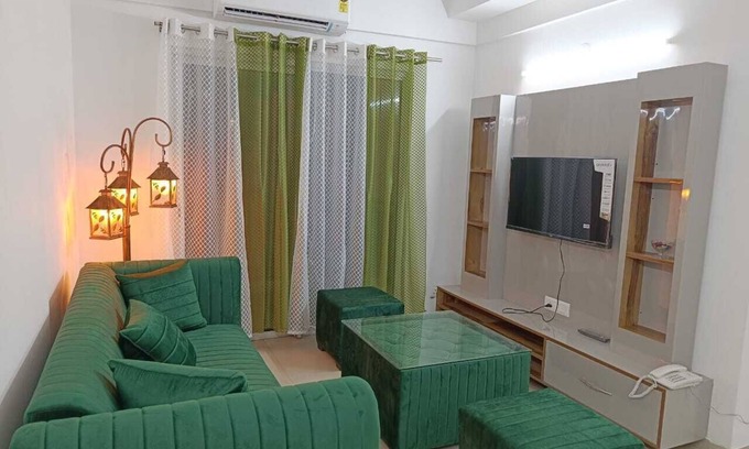 New Delhi Apartment | Inviting Aarohi Homes: Family-Friendly Retreat in West Delhi