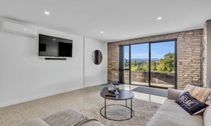 Luggate House | Minimalist 1BR Unit with Ocean View & Breakfast Included