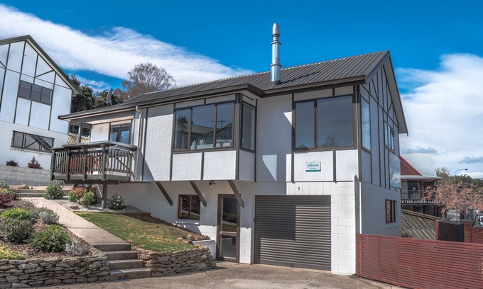 Wanaka House | Discover Bo's Bach: Pet-Friendly Getaway with Top Ratings