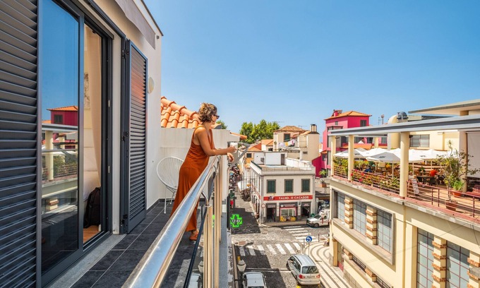 Santa Maria Maior Apartment | Elegant Boa Viagem Retreat with Spa and Kitchen Amenities