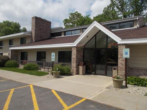 Ripon Hotel | Discover Boarders Inn and Suites - Pet Friendly with Pool