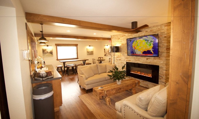 Syracuse Hotel | Discover Boarders Inn & Suites by Cobblestone Hotels
