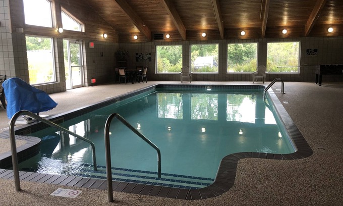 Fayette Hotel | Unwind at Boarders Inn & Suites - Fayette with Pool & Spa
