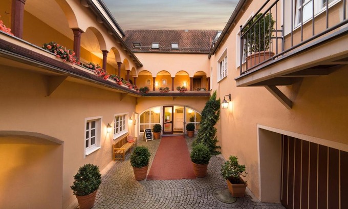 Pfarrkirchen Hotel | Pet-Friendly Retreat at Boardinghouse Pfarrkirchen