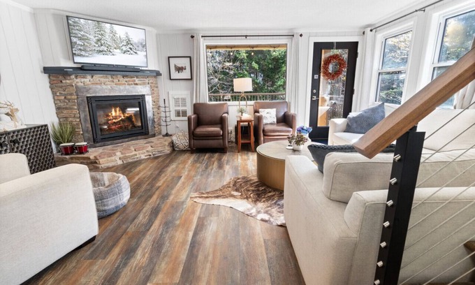 Snowshoe House | Secluded Retreat: Boards & Bikes Treetop 29 with Breakfast