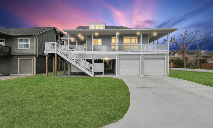 Kemah House | Boardwalk Bungalow: Family Fun For All - Sleeps 10 - Walk to the Boardwalk