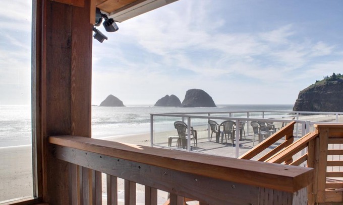 Oceanside Apartment | Pet-Friendly Oceanfront Retreat: Boat Basin & Tillamook Nook