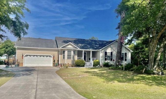 Cape Carteret House | Coastal Retreat: 10/10 Rated Home Near Beach & Boat Access